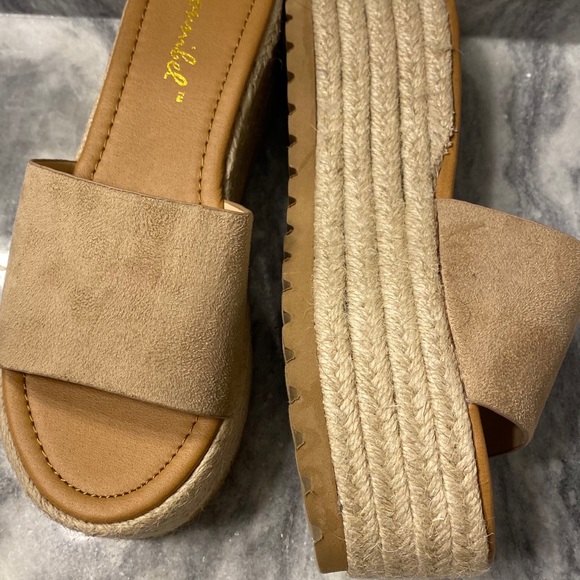 Brand new in box Mule Open Wedges Size 6 - Picture 3 of 3